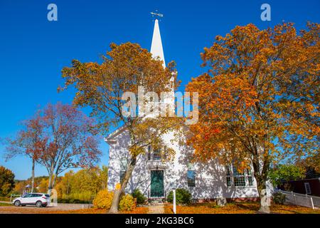 Erste christliche Kirche im Herbst in der 83 N Main Street im historischen Stadtzentrum von Wolfeboro, New Hampshire NH, USA. Stockfoto