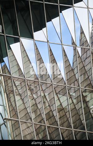 Detail der modernen Fassade von geometrischen Formen und Reflexionen in den Kristallen, Bilbao, Biskaya, Baskenland, Euskadi, Euskal Herria, Spanien, Europa Stockfoto