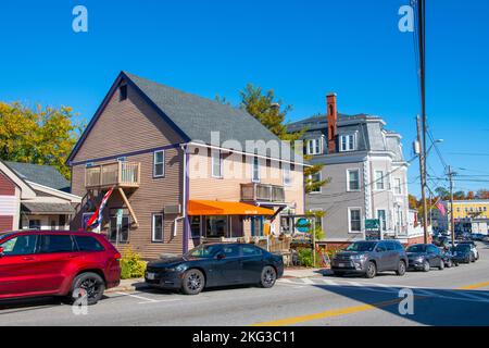 Lydia's Cafe im Herbst an der 33 N Main Street im historischen Stadtzentrum von Wolfeboro, New Hampshire NH, USA. Stockfoto