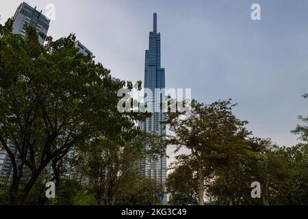 Ho-Chi-Minh-Stadt, Vietnam - 08. November 2022: Wahrzeichen 81, ein Gebäude in Saigon. Wahrzeichen 81 neben anderen Hochhäusern des Vinnhomes Central Park Stockfoto