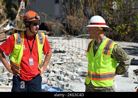 Brent Jones, Strukturingenieur des USACE-Infrastrukturbewertungsteams und Mitarbeiter des Rock Island District, links, und Maj. General William (Butch) Graham, stellvertretender Generalkommandant des U.S. Army Corps of Engineers für Bauarbeiten und Notfalleinsätze, diskutieren einen Applied Technology Council – 45, Oder ATC-45, Infrastructure Assessment on Sanibel Island, Florida, Okt. 27. USACE-Beamte unterstützen zusammen mit lokalen Bezirksbeamten den Bundesstaat Florida und die FEMA, indem sie Gebäude bewerten, um sicherzustellen, dass sie sicher sind. Der ATC-45 ist eine Sicherheitsbewertung nach Industriestandard nach Stürmen und Überschwemmungen. Folgen Stockfoto