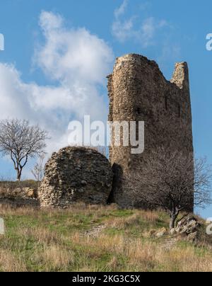 Eine vertikale Aufnahme der Ruinen einer alten Burg auf einem Hügel in Tiflis, Georgien Stockfoto