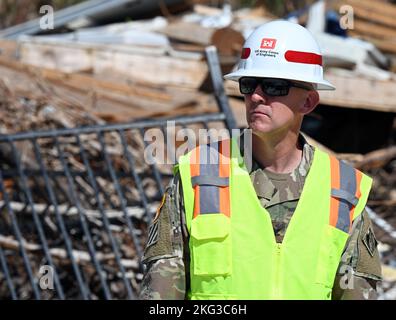 Col. Brian Hallberg, USACE-Orkane Ian Recovery Office und Kommandant des Norfolk District, hört sich eine Diskussion über den Applied Technology Council – 45, oder ATC-45, Infrastrukturbewertungsmission auf Sanibel Island, Florida, an, Oktober 27. USACE-Beamte unterstützen zusammen mit lokalen Bezirksbeamten den Bundesstaat Florida und die FEMA, indem sie Gebäude bewerten, um sicherzustellen, dass sie sicher sind. Der ATC-45 ist eine Sicherheitsbewertung nach Industriestandard nach Stürmen und Überschwemmungen. Nach den Bewertungen leitet USACE die Informationen an die örtlichen Bezirksbeamten weiter, damit diese eine endgültige Entscheidung treffen können. Zusätzlich Stockfoto