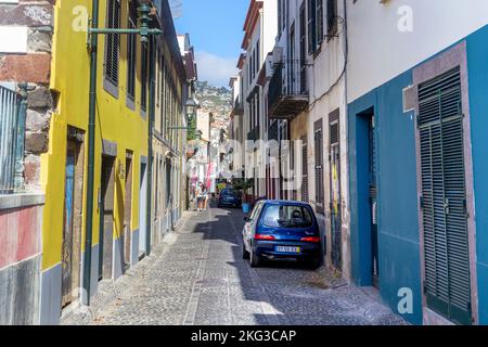 FUNCHAL, PORTUGAL - 20. AUGUST 2021: Dies ist die Santa Maria Straße im ältesten erhaltenen Viertel der Stadt - Zona Velha. Stockfoto