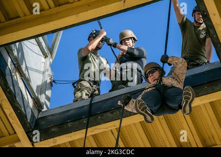 Ein Teilnehmer der Joint Civilian Orientation Conference (JCOC) steigt auf den Abseilturm am Marine Corps Recruit Depot, San Diego, 28. Oktober 2022. JCOC verbessert das öffentliche Verständnis der nationalen Verteidigung, indem es amerikanischen Geschäfts- und Gemeindeführern die Möglichkeit gibt, das US-Militär direkt zu beobachten und mit dem US-Militär in Kontakt zu treten. Stockfoto