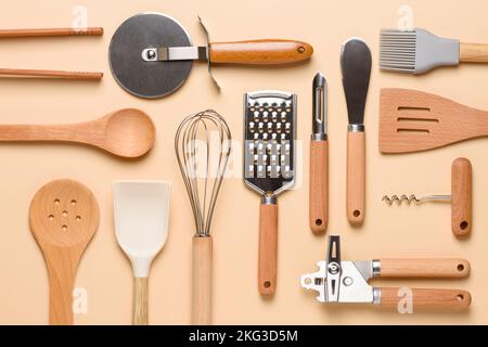 Set Küchenutensilien Muster Hintergrund Draufsicht. Verschiedene Kochwerkzeuge flach liegend. Stockfoto