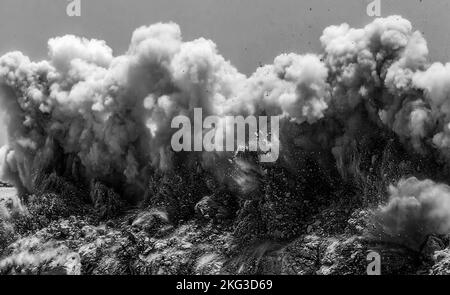 Schwarz-weißer Staubsturm in der arabischen Wüste durch Sprengung von Zündern Stockfoto