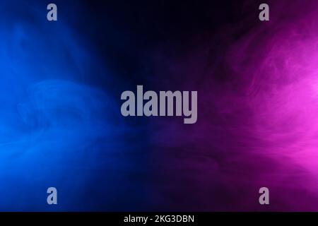 Wolken auf Rauch in Neonlicht auf dunkler, leerer Szene Stockfoto