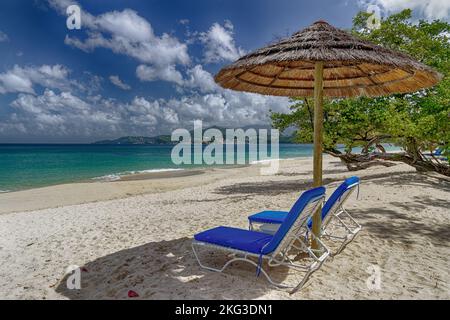 Am Strand der Karibik von Grenada warten Sonnenbalken Stockfoto