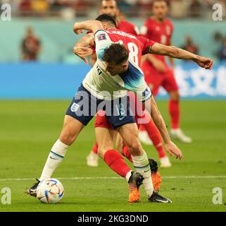 Doha, Katar. 21.. November 2022. 21. November 2022, Stade Bollaert-Delelis, Lens Agglo, QAT, WM FIFA 2022, Gruppe B, England (GBR) gegen Iran (IRN), im Bild Englands Mittelfeldspieler Mason Mount, Irans Mittelfeldspieler Ali Karimi Credit: dpa/Alamy Live News Stockfoto