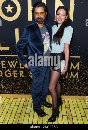 Los Angeles, Usa. 20.. November 2022. ELYSIAN PARK, LOS ANGELES, KALIFORNIEN, USA - 20. NOVEMBER: John Stamos und Caitlin McHugh treffen am 20. November 2022 im Elysian Park, Los Angeles, Kalifornien, USA, bei Disney's Yellow Brick Road Event „Elton John Live: Lebewohl vom Dodger Stadium“ ein. (Foto von Xavier Collin/Image Press Agency) Quelle: Image Press Agency/Alamy Live News Stockfoto