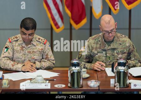 Direktor Der Kuwaitischen Militärischen Zusammenarbeit, Brig. General Fahad Al-Otaibi und der stellvertretende Befehlshaber der US-Armee, Maj. General Wendul Hagler II, unterzeichnen das Protokoll während der bilateralen Projektfinanzmanagementüberprüfung, die in Patton Hall auf der Shaw AFB, South Carolina, am 27. Oktober abgeschlossen wurde. Stockfoto