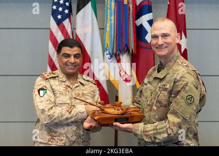 Der stellvertretende Befehlshaber der US-Armee, Maj. General Wendul Hagler II, überreicht ein Geschenk an den kuwaitischen Leiter der militärischen Zusammenarbeit, Brig. General Fahad Al-Otaibi, während des Abschlusses der bilateralen Überprüfung des Projektfinanzmanagements in Patton Hall auf der AFB Shaw, S.C., Oktober 27. Stockfoto