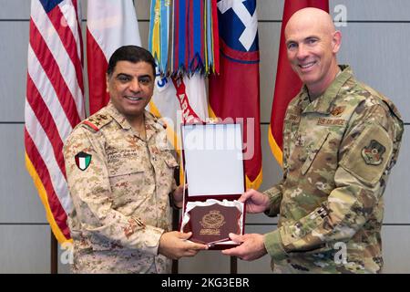 Direktor Der Kuwaitischen Militärischen Zusammenarbeit, Brig. General Fahad Al-Otaibi überreicht ein Geschenk an Airforce Central, den stellvertretenden Befehlshaber, Maj. General Clark Quinn, während des Abschlusses der bilateralen Überprüfung des Projektfinanzmanagements in der Patton Hall auf der Shaw AFB, S.C., Oktober 27. Stockfoto