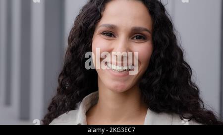 Nahaufnahme Vorderansicht Porträt weiblich lächelnd fröhlich Tourist businesswoman model 30s girl adult woman Hispanic Latin Caucasian Lady posiert in Stockfoto