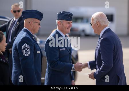 Oberst William McCrink, der Kommandeur des Angriffsflügels der New Yorker Air National Guard aus dem Jahr 174., begrüßt Präsident Joe Biden, als er am Donnerstag, dem 27. Oktober 2022, auf der Hancock Field Air National Guard Base in Syrakus ankommt. Biden war in Syrakus für eine Rede am Onondaga Community College und flog an Bord der Air Force 1 in den Stützpunkt und wieder heraus. (Offizielles Foto des Weißen Hauses von Adam Schultz) Stockfoto