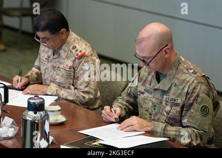 Direktor Der Kuwaitischen Militärischen Zusammenarbeit, Brig. General Fahad Al-Otaibi und der stellvertretende Befehlshaber der US-Armee, Maj. General Wendul Hagler II, unterzeichnen das Protokoll während der bilateralen Projektfinanzmanagementüberprüfung, die in Patton Hall auf der Shaw AFB, South Carolina, am 27. Oktober abgeschlossen wurde. Stockfoto