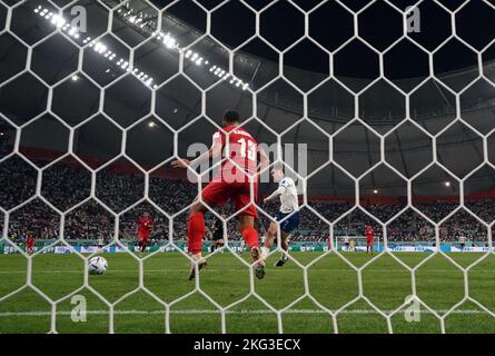 Der englische Jack Grealish feiert das sechste Tor seiner Seite während des Spiels der FIFA-Weltmeisterschaft der Gruppe B im Khalifa International Stadium in Doha. Bilddatum: Montag, 21. November 2022. Stockfoto