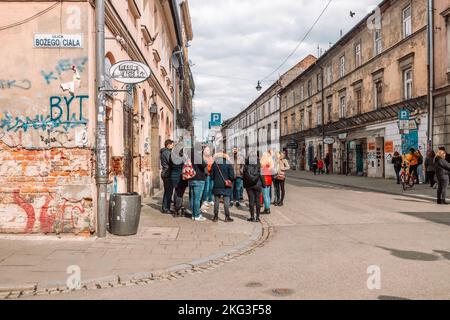 Krakau, Polen - 17. April 2022: Berühmte historische Altstadt in der Stadt Menschenmenge freier Reiseführer Stockfoto