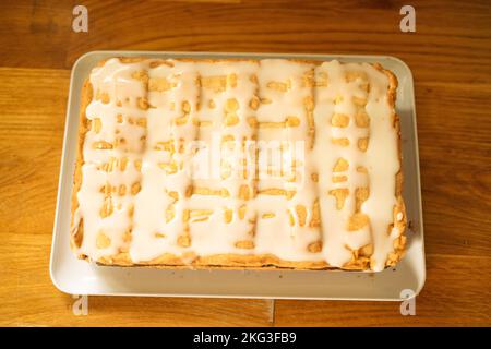 Traditionelle Torte Kuchen süß gebackene Gebäck Lebensmittel auf rustikalen Holztisch Hintergrund Stockfoto