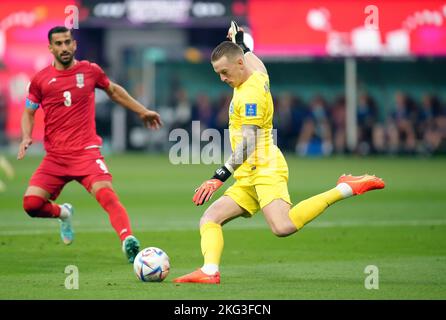 England-Torwart Jordan Pickford beim Spiel der FIFA-Weltmeisterschaft der Gruppe B im Khalifa International Stadium, Doha. Bilddatum: Montag, 21. November 2022. Stockfoto