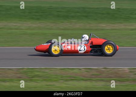 Ein 1962 Lotus Climax 21/24-Rennen auf dem Goodwood Motor Circuit während des Glover Trophy Race bei Goodwood Revival Stockfoto