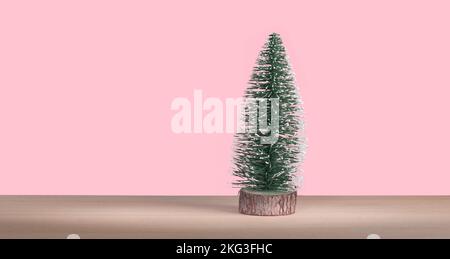 Minimalistischer, trendiger Weihnachtsbaum. Stockfoto