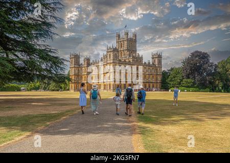 Ein warmer Sommertag im viel besuchten und atemberaubenden Highclere Castle in Hampshire, Heimat der brillanten BBC-TV-Serie Downton Abbey. Stockfoto