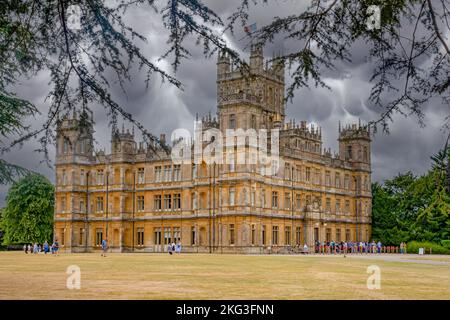 Ein warmer Sommertag im viel besuchten und atemberaubenden Highclere Castle in Hampshire, Heimat der brillanten BBC-TV-Serie Downton Abbey. Stockfoto