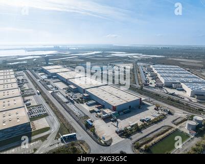 Weitwinkelansicht von drei großen Industriegebieten mit Lkw, die im Ladebereich des FOS sur Mer, frankreich, geparkt sind Stockfoto