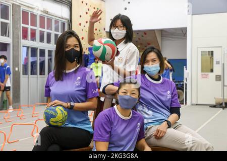 (L-R) Peony Tam, Projektmanagerin (L1); Studentin Emma Yung Yuen-Chi (obere Reihe, L2) von der Ng Yuk Secondary School; Jay Kan (R1), Projektberaterin und Alicia Lui (untere Reihe, L2) , Gründerin von Women in Sports Empowered Hong Kong Pose an der Ng Yuk Secondary School. 18OCT22 SCMP /K. Y. Cheng Stockfoto