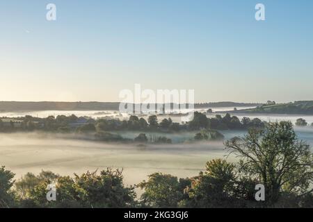 Am frühen Morgen lag Nebel im Tal rund um South Stoke bei Arundel, West Sussex im South Downs National Park. Stockfoto