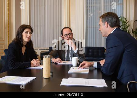 Die neue Staatssekretärin für Haushalt Alexia Bertrand, der Justizminister Vincent Van Quickenborne und der Premierminister Alexander De Croo im Bild bei einem Treffen zwischen dem neuen Staatssekretär für Haushalt, dem Premierminister und Justizminister, in den Büros des Premierministers, am Montag, den 21. November 2022 in Brüssel. Nach dem Rücktritt von De Bleeker (Open VLD) aufgrund von Budgetfehlern wurde Bertrand am Freitag als neuer belgischer Staatssekretär für Haushalt und Verbraucherschutz vereidigt. Der 43-jährige Bertrand ist die Tochter von Luc Bertrand, CEO der Holdinggesellschaft Ackermans & van Haare Stockfoto