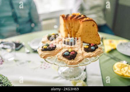 Verschiedene Arten von Kuchen auf einem Teller und mit Streiflicht Stockfoto