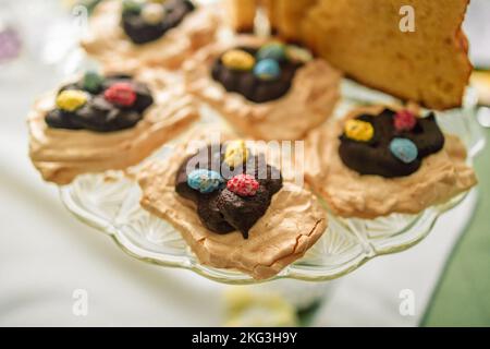 Verschiedene Arten von Kuchen auf einem Teller und mit Streiflicht Stockfoto