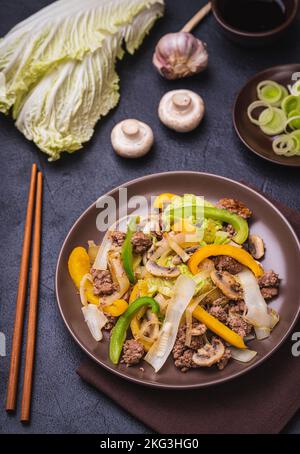 Keto Diät Gericht - Braten Sie unter Rühren mit Hackfleisch und grünem Gemüse. Kohlenhydratarme Lebensmittel. Stockfoto