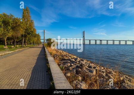 Lissabon, Portugal - 01. Oktober 2022: Vasco da Gama Brücke in Lissabon, Portugal Stockfoto