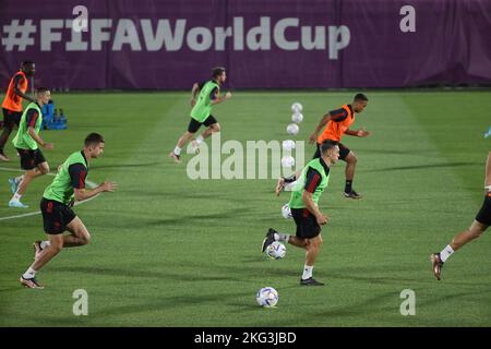 Der belgische Leandro Trossard, der am Montag, den 21. November 2022, während einer Trainingseinheit der belgischen Fußballnationalmannschaft „The Red Devils“ im Hilton Salwa Beach Resort in Abu Samra, Bundesstaat Katar, abgebildet wurde. Die Red Devils bereiten sich auf die bevorstehende FIFA 2022-Weltmeisterschaft in Katar vor. BELGA FOTO VIRGINIE LEFOUR Stockfoto