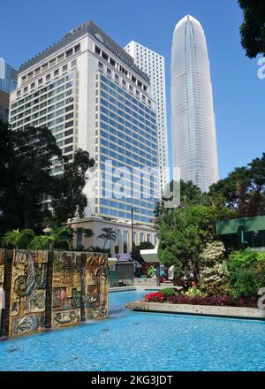 Zwei Gebäude des International Finance Center und des Mandarin Oriental vom Statue Square, Hong Kong Island, China, Asien Stockfoto