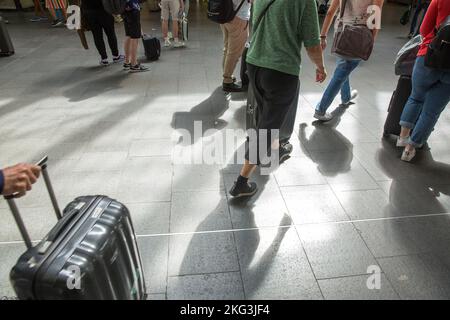 Am dritten Tag des Bahnstreiks gehen die Passagiere am Bahnhof King's Cross in London zu Fuß. Stockfoto