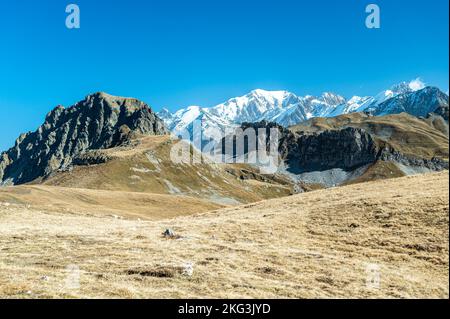 Spektakuläre Aussicht auf trockene und einsame Landschaft mit hohen, schneebedeckten Berggipfeln in Savoyen Stockfoto