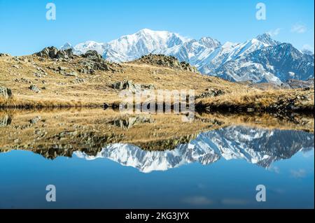 Perspektivenaufnahme des herrlichen Sees spiegelt den eisigen Berg unter Sonnenlicht im Süden Frankreichs wider. Stockfoto