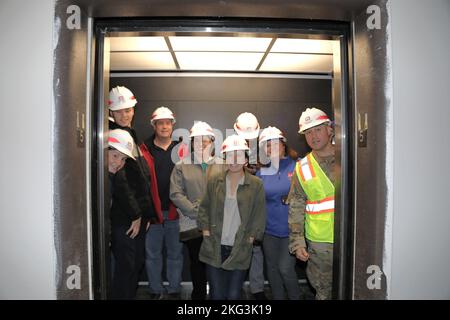 Das Team des U.S. Army Corps of Engineers, Buffalo District, traf sich am bald ehemaligen Hauptquartier, um an Bord von Reisebussen zu gehen, um nach Buffalo, New York, am 27. Oktober 2022, zu reisen, um das bald neue Hauptquartier zu besichtigen. Stockfoto