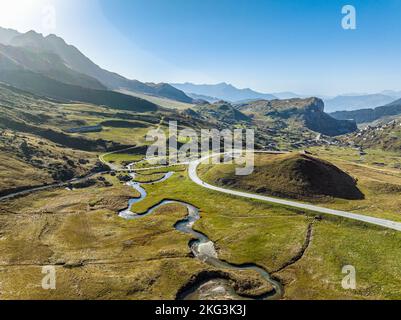 Luftaufnahme von Weiden und Bergketten mit weitem Himmel in Südfrankreich Stockfoto