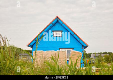 Almere, Niederlande - 14. Juli 2022: Neues holländisches Haus mit thermischer Wandisolierung, das in der niederländischen Stadt Almere fertiggestellt werden soll Stockfoto