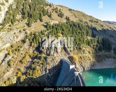 Luftaufnahme des Wasserkraftdamms am Gittaz-See in den alpen Ostfrankreichs Stockfoto