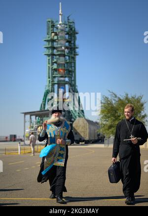 Expedition 68 Sojus-Segen. Der russisch-orthodoxe Bischof Ignatii segnet die Sojus-Rakete am Dienstag, den 20. September 2022, auf der Startrampe des Kosmodrom Baikonur in Kasachstan. Am 21. September sollen der Astronaut der NASA, Frank Rubio, Expedition 68, und die Kosmonauten Sergey Prokopyev und Dmitri Petelin von Roskosmos an Bord ihrer Sojus MS-22-Sonde starten. Stockfoto