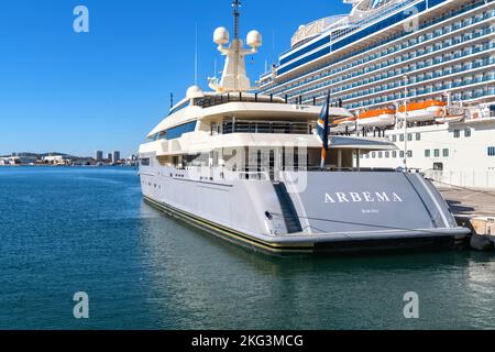 Arbema Superyacht liegt neben dem Kreuzfahrtschiff Regal Princess im Hafen von Toulon, Frankreich, am 2022. November vor Anker Stockfoto