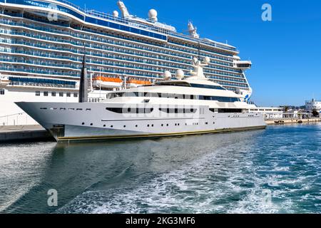 Arbema Superyacht liegt neben dem Kreuzfahrtschiff Regal Princess im Hafen von Toulon, Frankreich, am 2022. November vor Anker Stockfoto