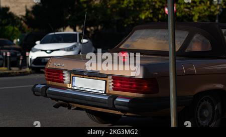 Eine horizontale Aufnahme der Rücklichter eines klassischen Mercedes-Benz 380 SL Cabriolets Stockfoto